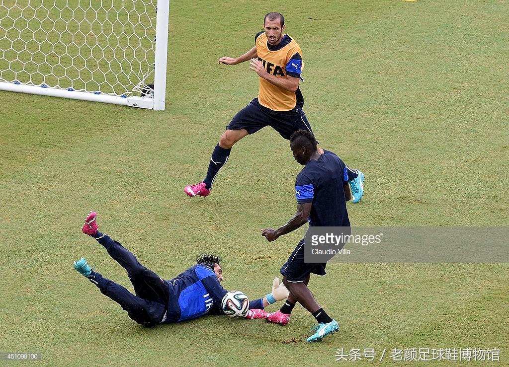 世界杯鸳鸯足球鞋,世界杯彪马鸳鸯足球鞋绿橙