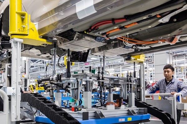 都在说新能源汽车并线生产可谁能像宝马这么智能化？