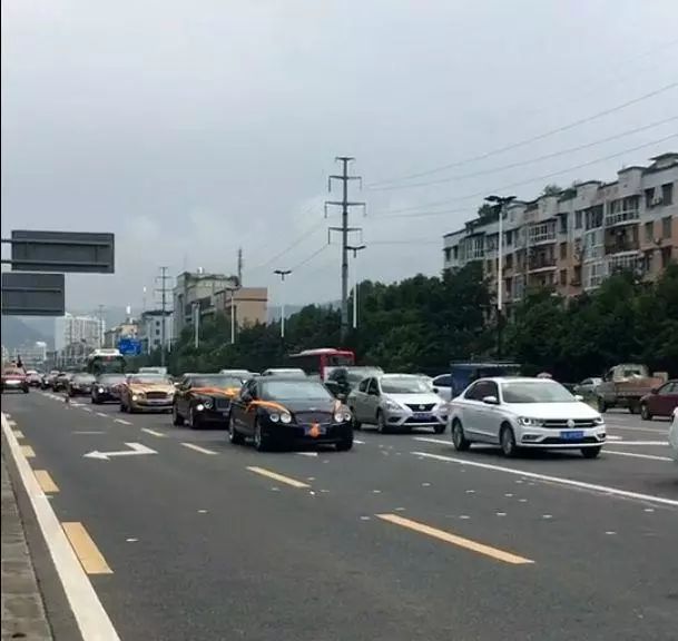 成都土豪结婚，70辆婚车队伍！全是“比亚迪”和劳斯莱斯
