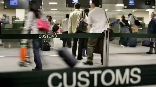 只要没出机场，看到这个牌子，千万别摸手机！还有这些禁忌你必须知道