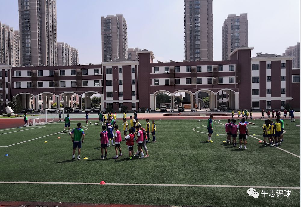 读“董”足球第255期——炎炎夏日球场上的另一种激情