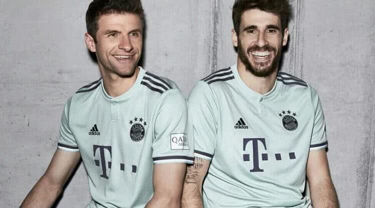 谁更美？央视两大美女主播穿拜仁球衣照，球迷：一个甜美一个清纯