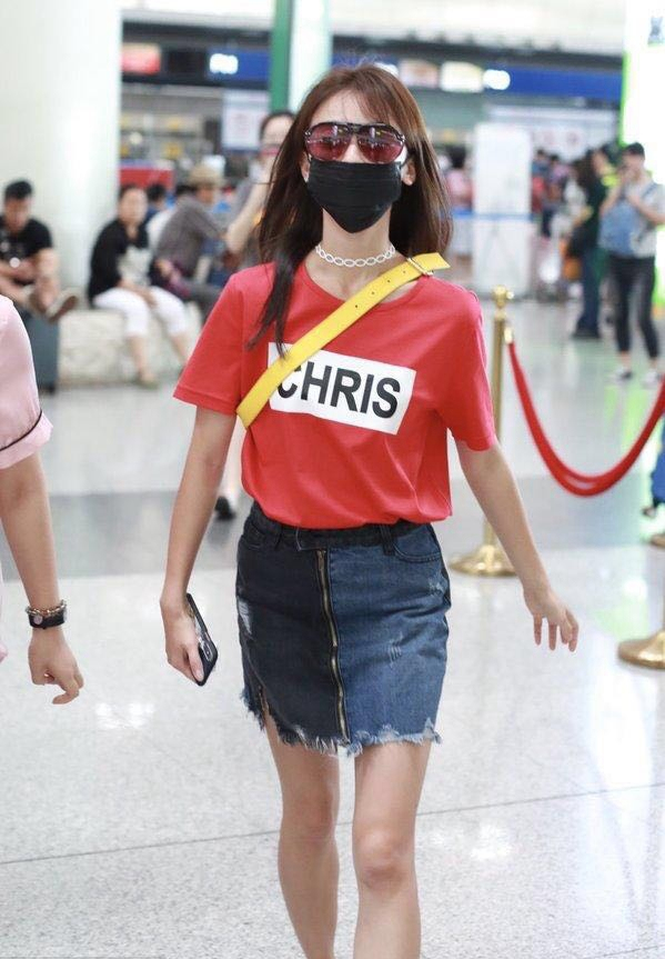 吴谨言穿黑色西装裙出席活动美图,吴谨言机场穿衣搭配