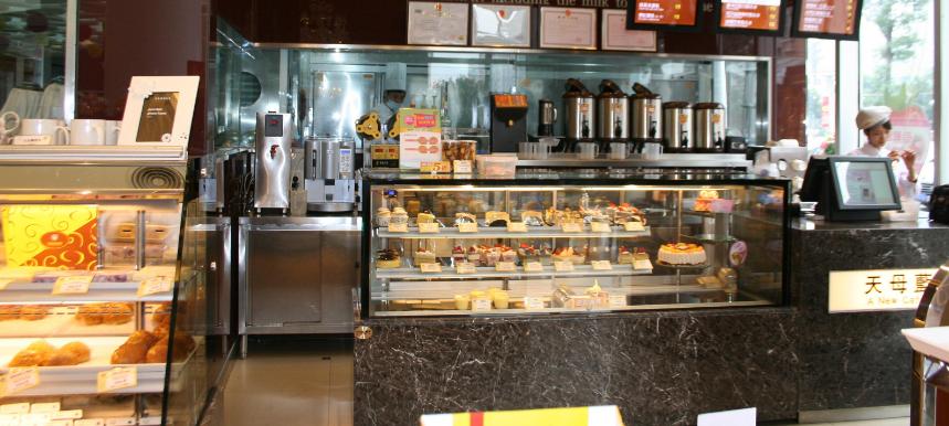 蛋糕店丢掉也不送人,面包店扔掉隔夜面包给流浪汉