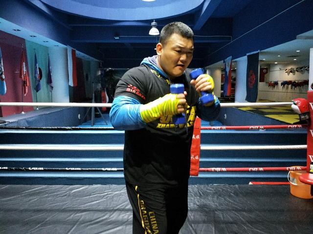 人民日报数十次发文怒斥娱乐偶像泛滥,张君龙式硬汉才是中华脊梁