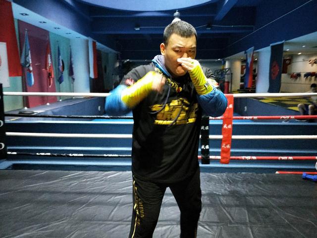 人民日报数十次发文怒斥娱乐偶像泛滥,张君龙式硬汉才是中华脊梁