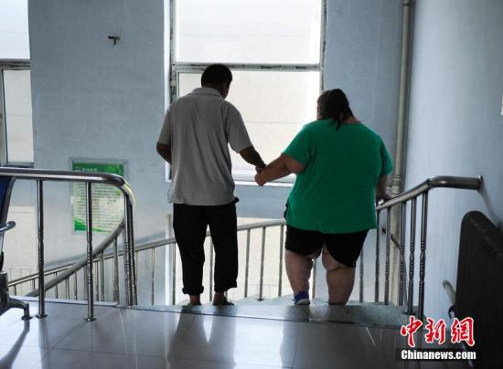 女生减肥成功后两年复胖到50斤,姑娘盲目减肥结果体重暴涨至506斤