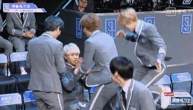 乐华七子久违的合体,乐华七子西装