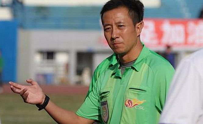 中国裁判被球员追着打,中国裁判足球裁判被打