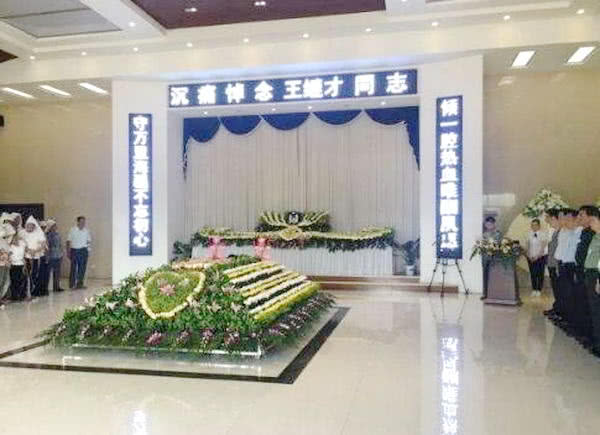 月工资仅三百，夫妻守卫黄海荒岛32年，每天升*旗国**风雨无阻