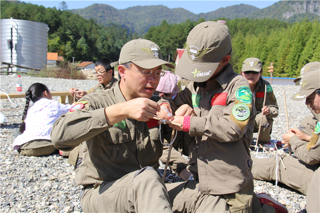 小孩经常玩手机应怎样去教育,孩子玩手机家长该如何正确教育