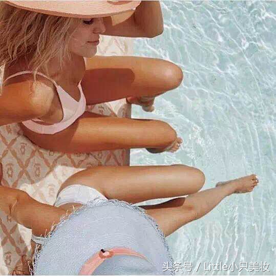 男生在女生的耳朵说悄悄话,男生跟女生耳语悄悄话