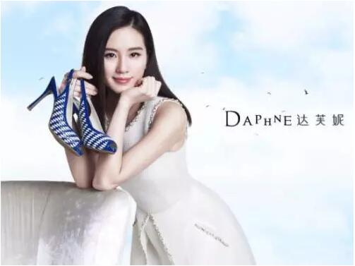 时下年轻人喜爱的潮牌有哪些,年轻人现在穿的潮牌有哪些