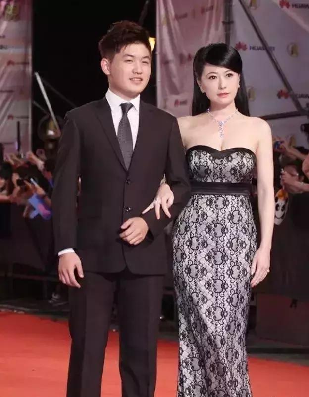 她还结婚吗？悄悄进行了5年的圈外情！两人逛街搂腰，大谈床事！