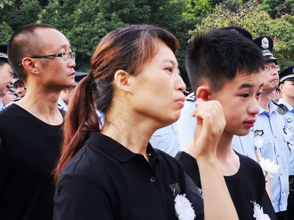 全城鸣笛送牺牲英雄回家,全城出租车送别牺牲民警