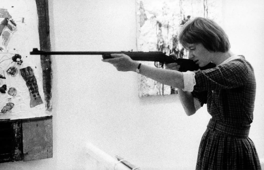 生活遭遇不幸，但她举起枪，以颜色还以痛击！