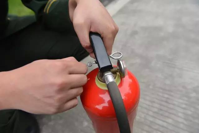 co2灭火器正确使用方法,正确使用灭火器四步骤图画