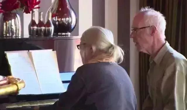 荷兰有个“楚门的世界”，一群*子骗**在干这件事，真相却让人泪目