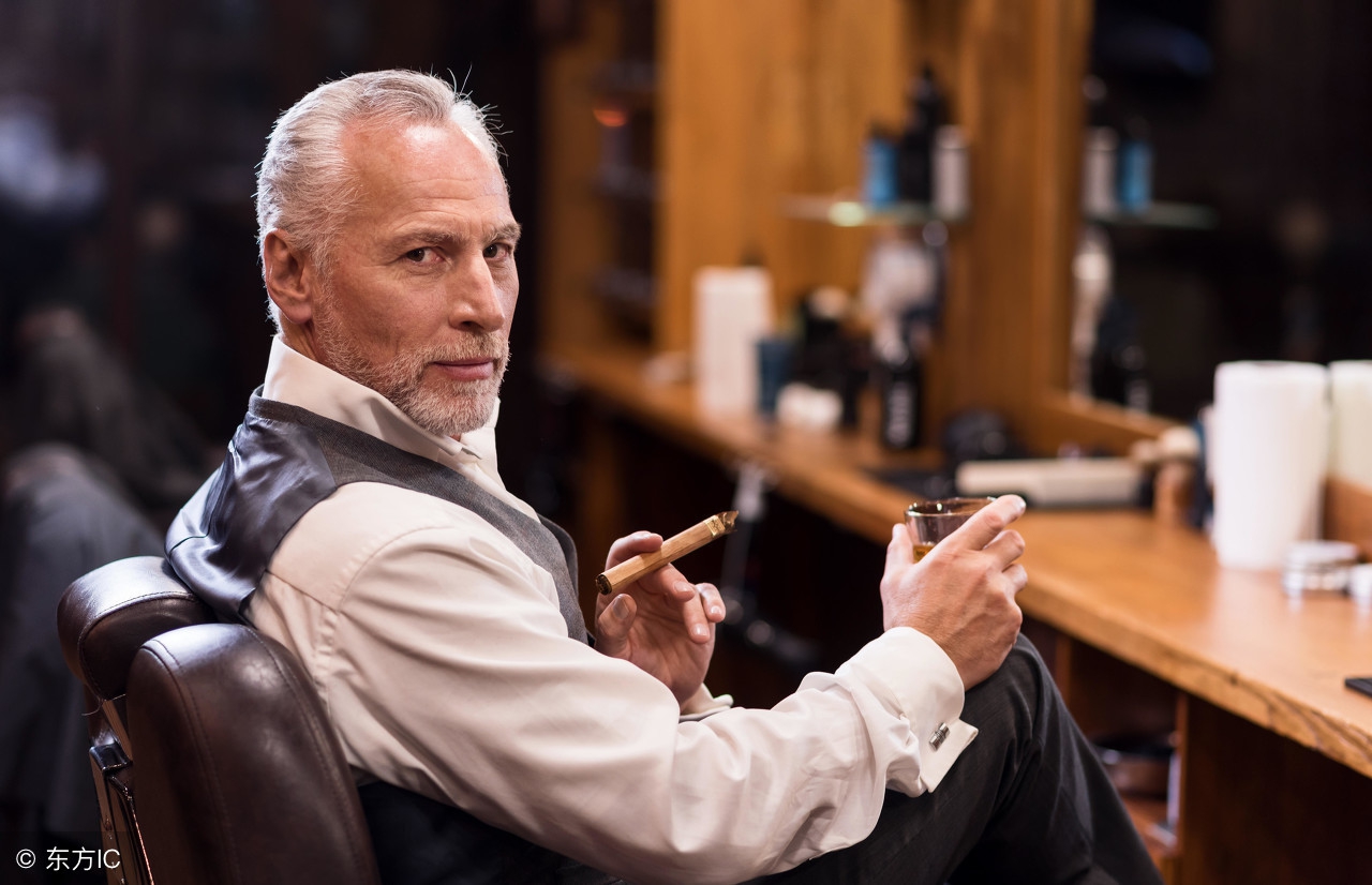 为什么成功人士都喜欢抽雪茄,有钱人为什么越爱抽便宜的烟