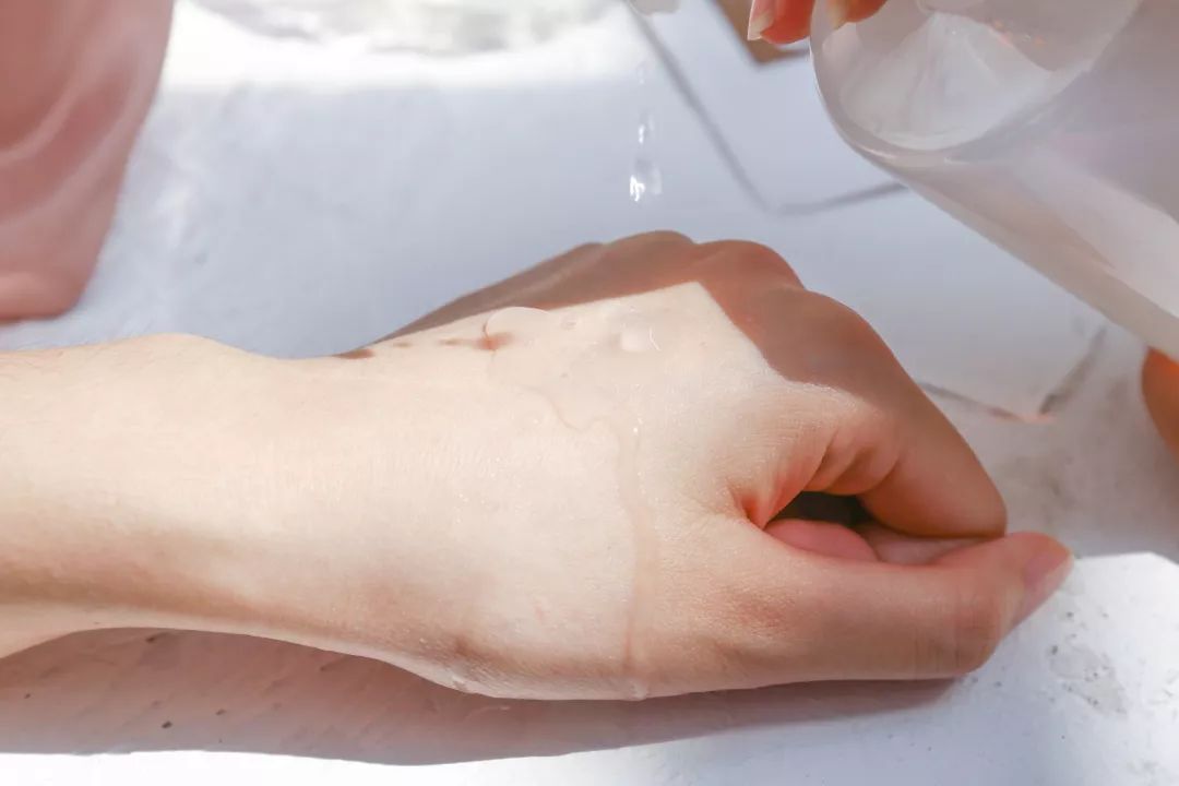 好物｜喷一喷，不粘腻，皮肤那叫一个水嫩！