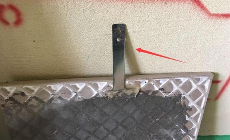 怎么在瓷砖上贴东西最坚固不掉,瓷砖怎么贴东西不易脱落