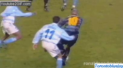 看清楚大罗生涯遭遇的恶劣犯规,罗纳尔多在意甲遭遇的恶意犯规