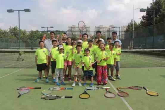 网球初学者如何练好打网球,网球的技巧视频教程