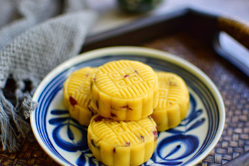 教你绿豆糕正宗的做法，软嫩香甜，还能解暑，做法简单，一看就会