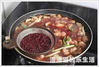 糖醋小排是道江浙名菜，甜酸口儿可以热着吃，可以放凉了当凉菜吃