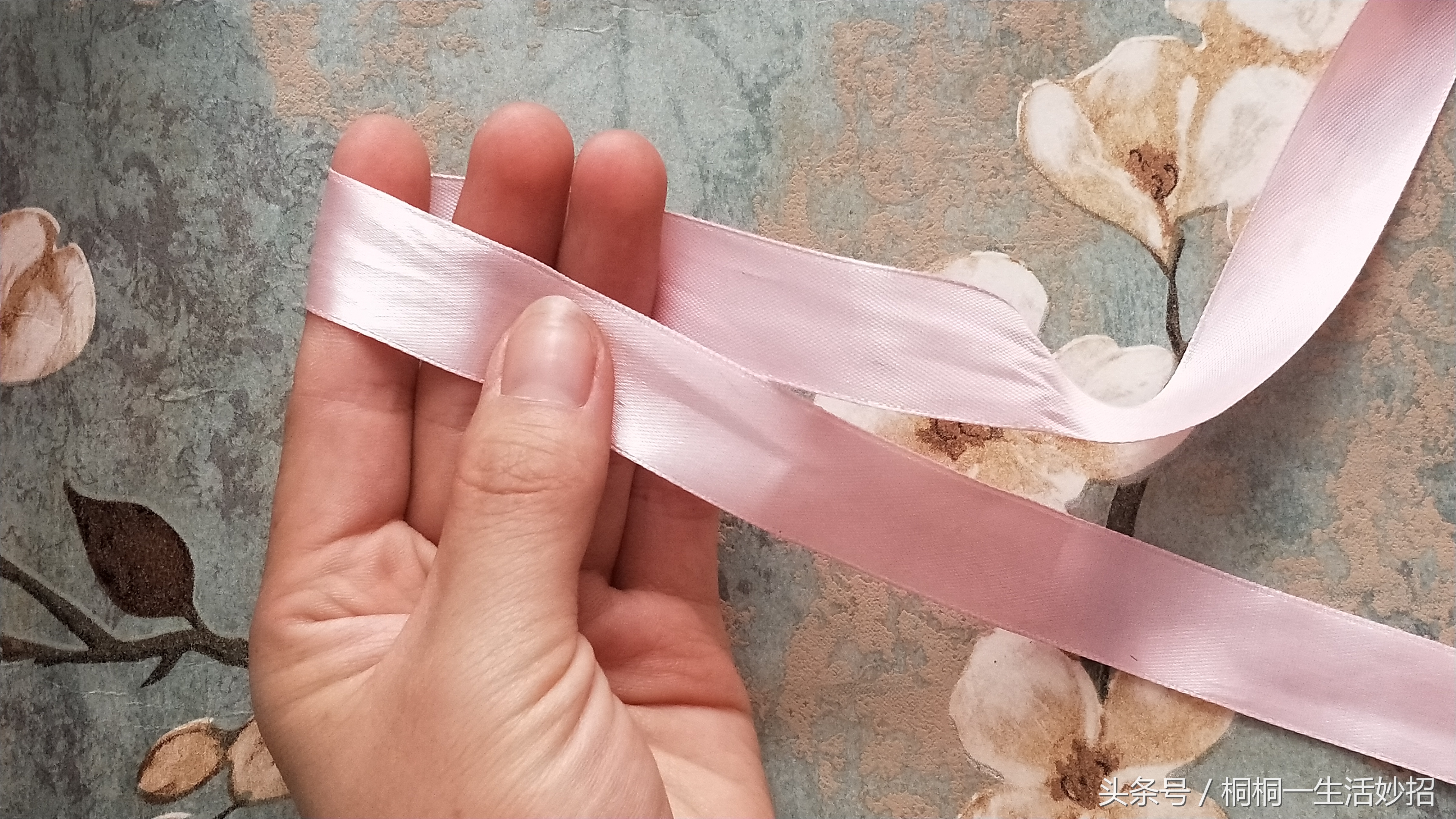 蝴蝶结造型教学简易画法,丝带裙子领口蝴蝶结系法慢动作