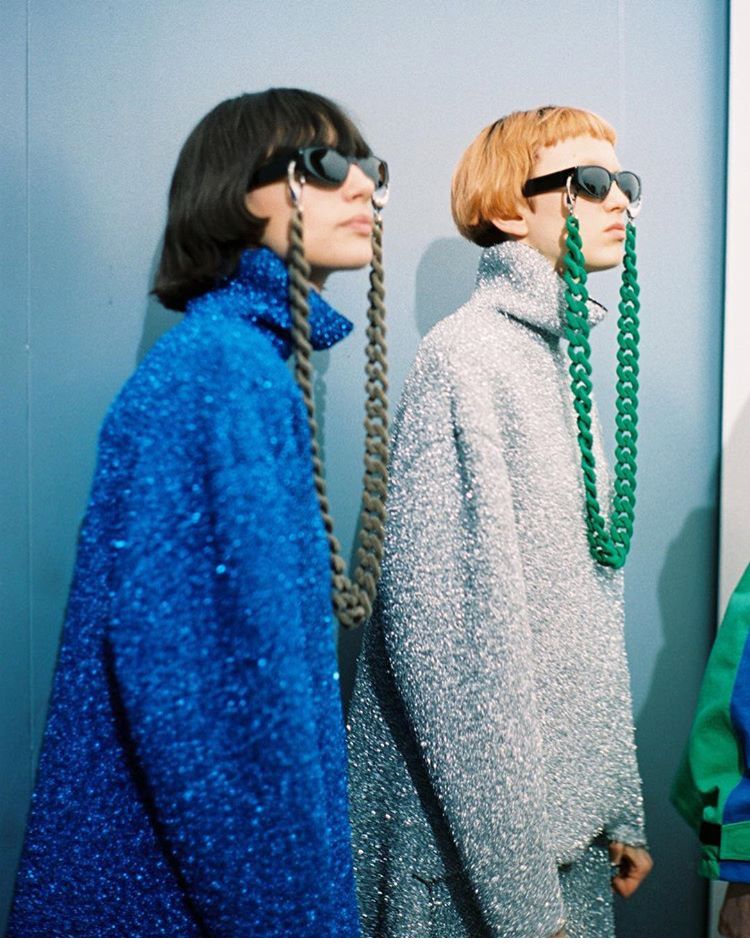 排队买“爆款”的年轻人，和他们的迷茫与不安