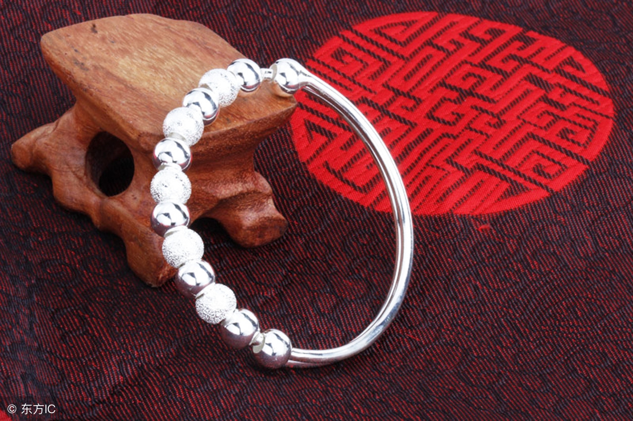 银首饰放了时间长了发红是假的吗,银首饰待久了会变色吗