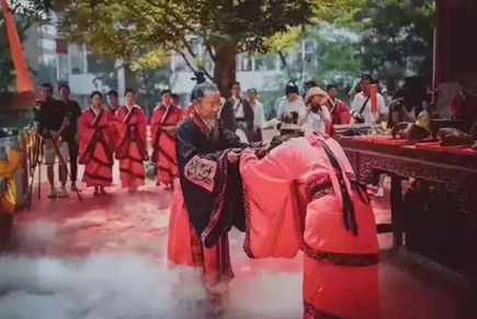 哈利波特要输！河北民间画家花50亿建魔法学校，成奇葩网红