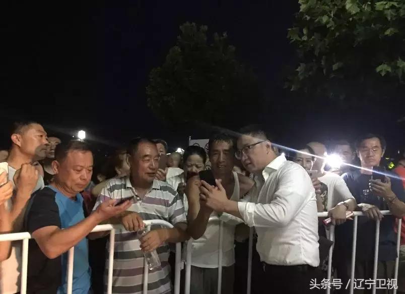 盛满欢乐，洒满真情，昨夜鸭绿江畔热情无眠！