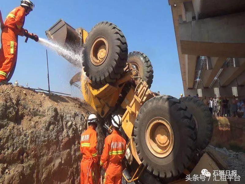 铲车最容易出的事故,泉州晋江小车撞土方车身亡