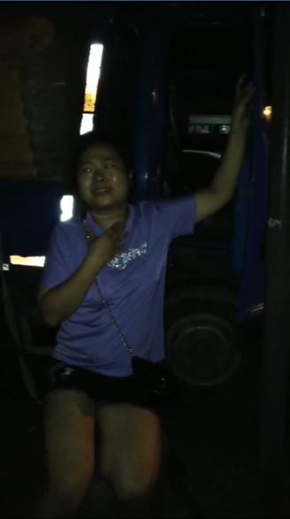 女子骑电动车夹在货车中间,女子骑着电动车被货车穿过马路