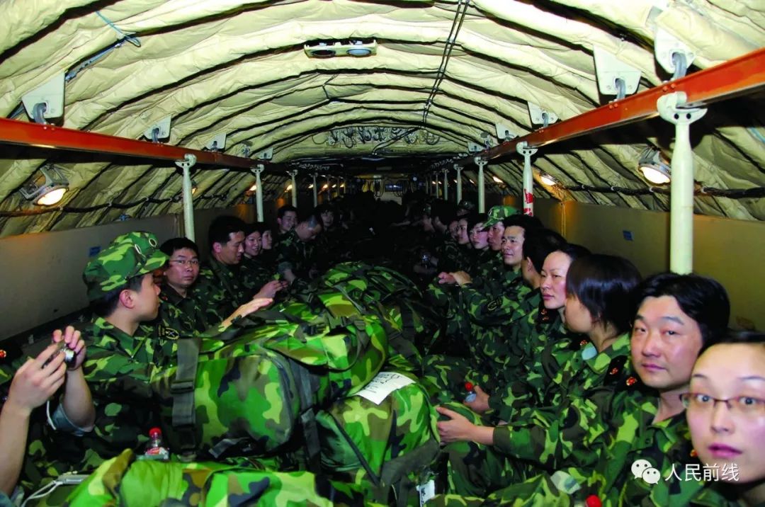 汶川抗震救灾真实影像,十年前汶川地震15名勇士跳伞