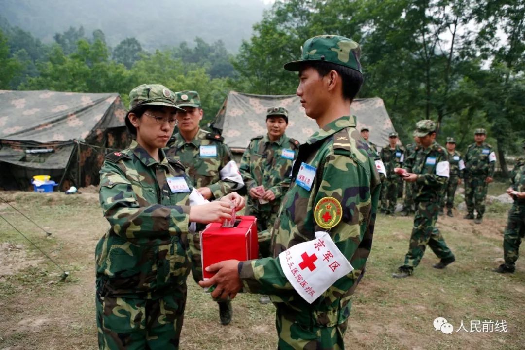 汶川抗震救灾真实影像,十年前汶川地震15名勇士跳伞