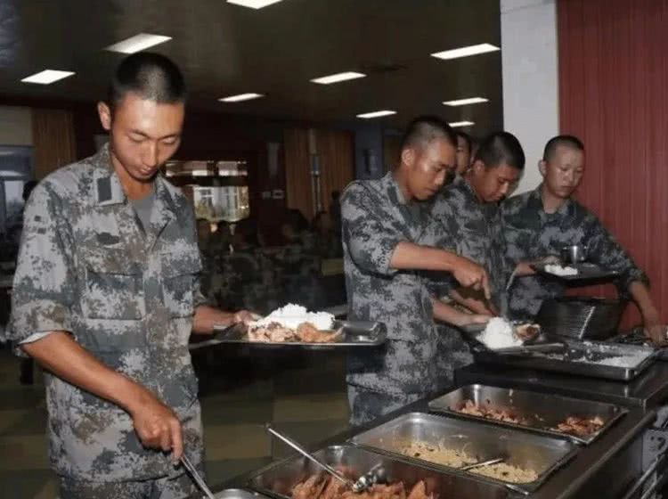 一天两元伙食费被吐槽,国足一天160元伙食标准