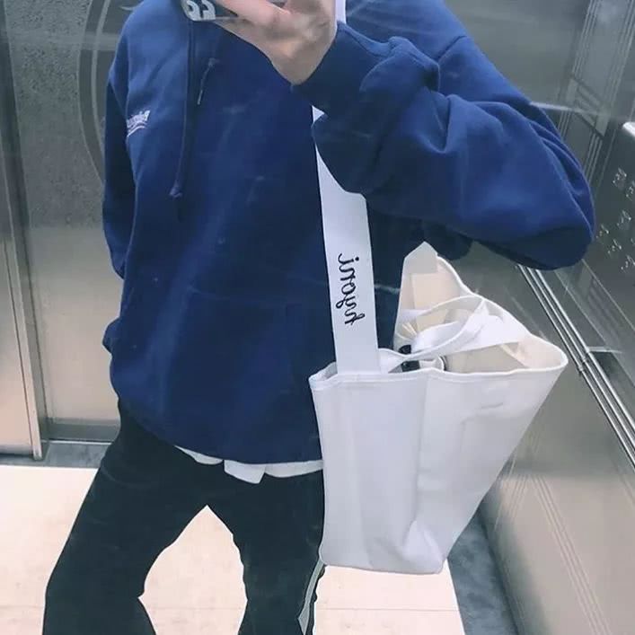 年轻人背帆布包,上班族背便宜的帆布包丢人吗