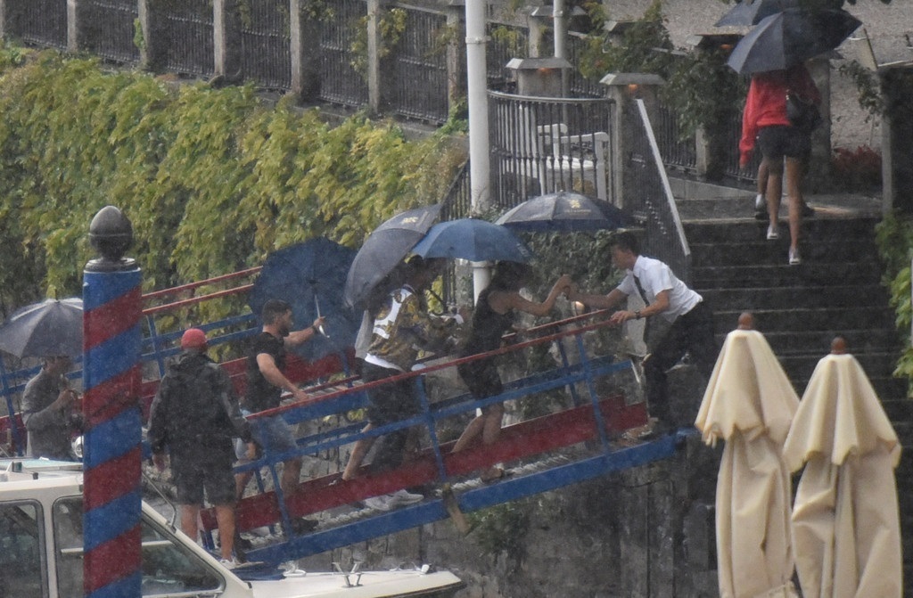 C罗真是贴心好男人！冒雨为女友撑伞过桥，如此高富帅谁不想嫁他