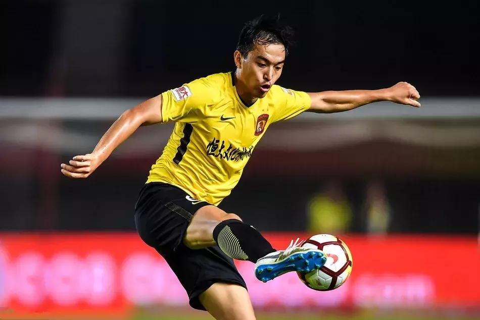 广州恒大5:0河南建业,恒大球迷*攻围**建业队长:你素质太差了!