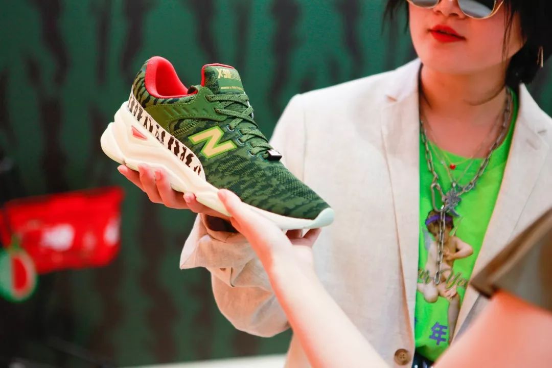 潮闻快食TravisScottxAF1再爆新联乘,ABATHINGAPE发售在即