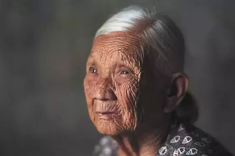 毒打、强奸、*虐性**……他把一个女人的真实故事画成漫画,看到第几张你哭了?