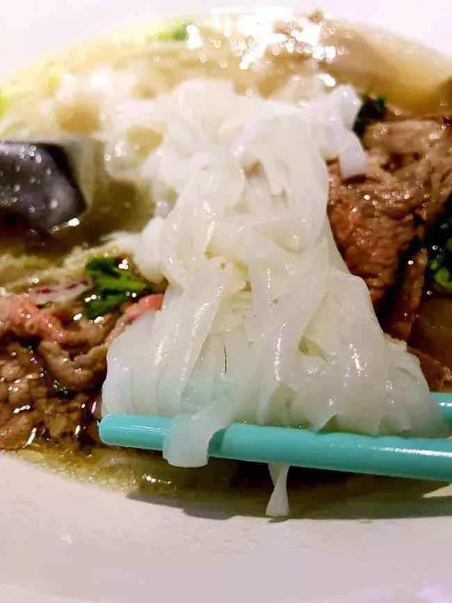 蔡澜开店：2.5小时排队换不来一生难忘的牛肉粉