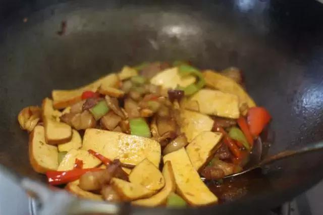 豆瓣酱炒香干的家常做法,芹菜炒香干放不放豆瓣酱