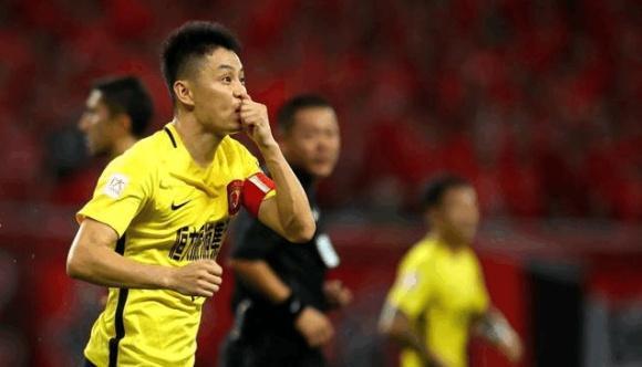 最低标准停8场！中超“肘击”犯规被重点打击前恒大队长首尝*果禁**