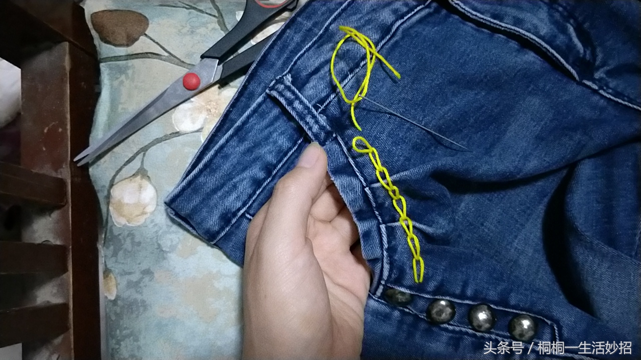 牛仔裤裤兜总往外翻是什么原因,裤兜外翻太尴尬教你一招搞定