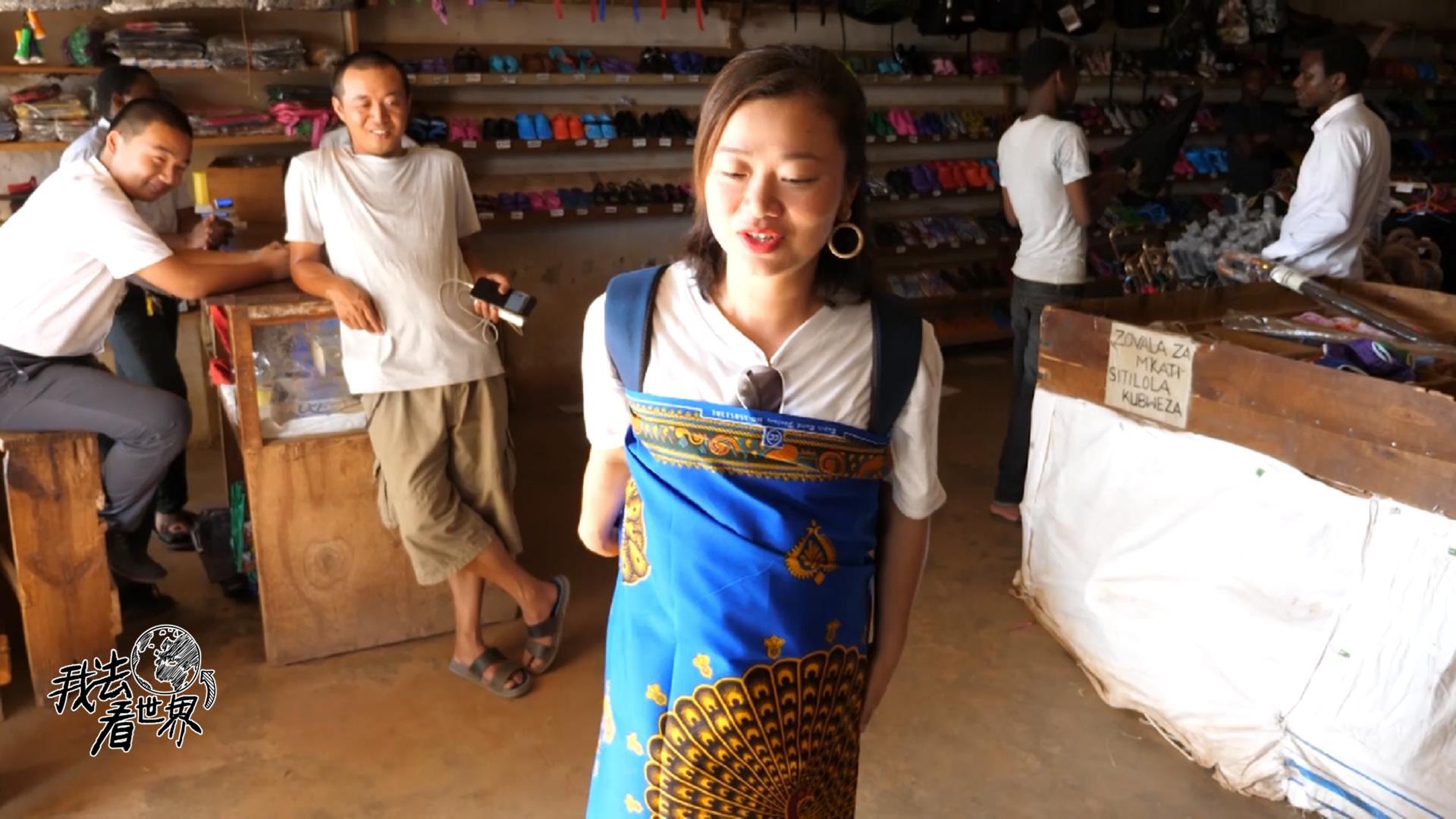 中国人在非洲做生意，卖非洲女人的裙子足有4米长，只要25元