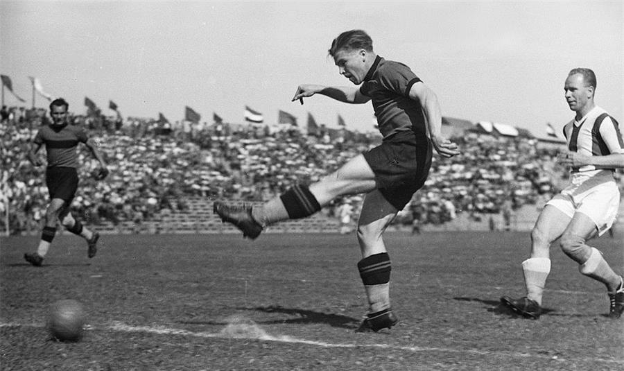 足坛十大巨星图片,世界足坛史上十大足球巨星